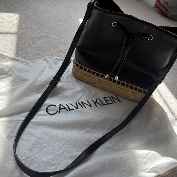 Calvin Klein bucket crossbody - Picture 5 of 8